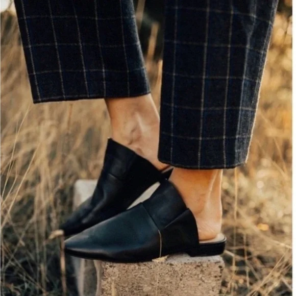 Free People Sienna Leather Ruffle Pointed Toe Flat Mules Black Womens Size 6.5 - Picture 1 of 7